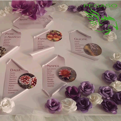 Tableau de marriage con rose con segnaposti Tableau de marriage con rose con segnaposti